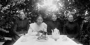 Systrarna levde hela sitt liv ihop på Olas gård i Kållered