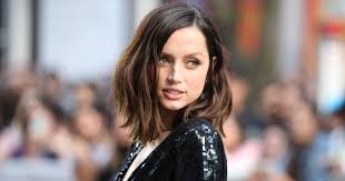 ˈana ˈselja de ˈarmas ˈkaso; Ana De Armas Debuted New French Bob Haircut And Bangs Popsugar Beauty