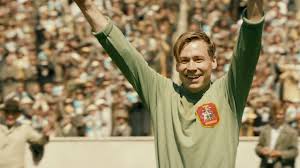 Bert trautmann, 22 ekim 1923'te bremen, almanya'da doğdu. Bert Trautmann Trailer Zum Film Uber Torwart Legende Mit David Kross Kino Bild De