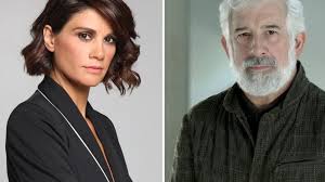 Αυτή είναι η σκηνή με τα ανάρμοστα φιλιά του φιλιππίδη πάνω στη σκηνή με φιλούσε με βία, ειδικά όταν ερχόταν να με δει ο σύντροφός μου. I Ylqwysjuje9m