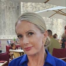 Heidi Hawkes's Instagram, Twitter & Facebook