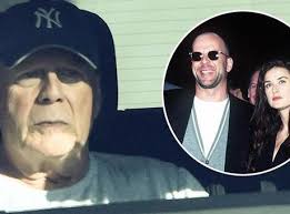 Demans ile mücadele eden Bruce Willis arabasında görüntülendi! Eski eşi  sağlık durumunu açıkladı