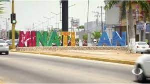 It is on the isthmus of tehuantepec on the río coatzacoalcos, 20 miles (32 km) from its mouth on the gulf of mexico and 210 feet (64 metres) above sea level. Extorsiones Y Cobros De Piso Cierran Comercios En Minatitlan Los Tubos