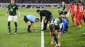 Стартовые составы команд, голы, статистика матча. Vfl Wolfsburg Gegen Eintracht Frankfurt Fans Werfen Ostereier Auf Das Feld