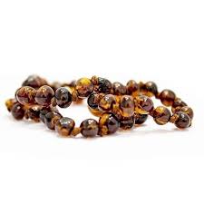 Les vertus apaisantes du collier d'ambre peuvent aider les bébés à traverser les poussées dentaires plus confortablement, en calmant l'inflammation des gencives. Collier D Ambre Pour Bebe Avec Fermoir Securite De Kadolis