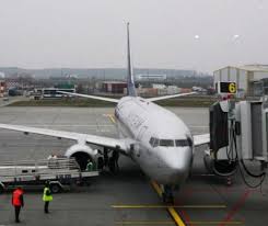 14.700.000 (2019) aeroportul otopeni este cel mai mare aeroport din românia cu o capacitate de 12 milioane de pasageri pe an si este situat în orașul otopeni, județul ilfov. ForÈ›ele De Ordine In AlertÄƒ Pe Aeroportul Otopeni Tupe Antitero In Zona PlecÄƒri Evenimentul Zilei