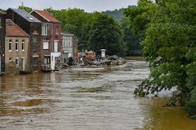 Avec les inondations inédites qui ont frappé le pays. A Liege Apres Les Inondations Un Quartier Devaste Mais Solidaire