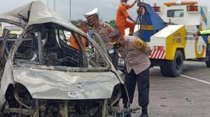Polisi menyebut salah satu korban merupakan anggota pedangdut trio macan. Kronologis Chacha Sherly Eks Trio Macan Kecelakaan Di Tol Semarang Suara Bekaci