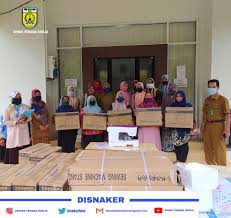 Mesin jahit merupakan alat rumahan yang bisa kamu gunakan untuk menjahit baju di rumah. Bangkitkan Ekonomi Disnaker Serahkan Mesin Jahit Untuk Kelompok Usaha Di Banda Aceh