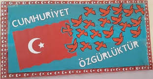 İndi̇r çıktısını alıp kenarlarından kestim. 29 Ekim Cumhuriyet Bayrami Pano Ornekleri Ilkokul Dokumanlari