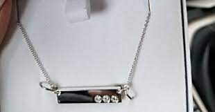 Divorced Mom Turns Her Wedding Ring Into A Necklace For Her Daughter Necklace Essential Oil Jewelry Wedding Rings