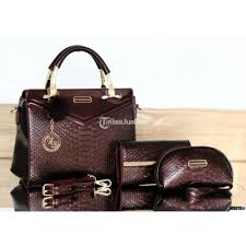 Selain itu, kamu juga bisa cek harga terbaru tas wanita branded dan diurutkan dari harga yang termurah! Tas Branded Semi Premium Wanita Import Terbaru Croco Murah Set 3 In 1 Di Batam Tribunjualbeli Com