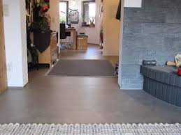 Um verschiedene bodenbeläge innerhalb eines raumes miteinander zu kombinieren, sind jedoch ebenfalls übergangsschienen nötig. Fugenlos Gespachtelter Boden In Betonoptik Der Gestaltungsmaler
