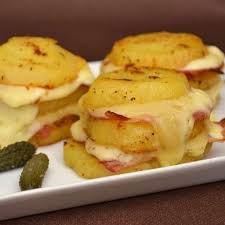 Pommes De Terre Au Fromage A Raclette Et Lard Fume Pomme De Terre Au Fromage Recettes De Cuisine Pomme De Terre Au Four