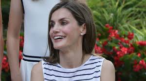 La reina Letizia vuelve a lucir los pendientes diseñados por nuestra  bloguera Elena Carrera