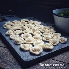 In regione in tutte le case non mancano i tradizionali tavolieri in legno, sui quali le mamme e le nonne si apprestano a preparare, soprattutto nelle grandi occasioni e. Orecchiette Fatte In Casa Trucchi E Consigli Buone Ricette Per Cattivi Cuochi