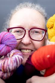 Stickningstrenden förenar gammal och ung