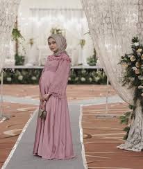 Biarpun hamil, body dini masih cihuy. 25 Desain Baju Pesta Ibu Hamil Muslimah Gif Blog Garuda Cyber