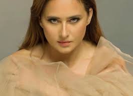 وجهت الفنانة المصرية نيللي كريم تحية خاصة للمطربة اللبنانية نانسي عجرم، بعد تهنئة الأخيرة لها على زواجها من خطيبها عمر إسلام، ولكنها بنفس الوقت نفت حدوث الزفاف، وقالت إنها ستدعو نانسي للفرح إذا عقد، ووصفت الشائعات المتكررة حول إتمام زواجها سرا بأن الجمهور يتعجل زفافها. Ù…Ø§ Ù„Ø§ ØªØ¹Ø±ÙÙ‡ Ø¹Ù† Ø¹Ù…Ø± Ø¥Ø³Ù„Ø§Ù… Ø®Ø·ÙŠØ¨ Ù†ÙŠÙ„Ù„ÙŠ ÙƒØ±ÙŠÙ… Ù…Ù† Ù‡ÙŠ Ø²ÙˆØ¬ØªÙ‡ Ø§Ù„Ø£ÙˆÙ„Ù‰ ÙˆØ·Ø¨ÙŠØ¹Ø© Ø¹Ù„Ø§Ù‚ØªÙ‡ Ø¨Ø¹Ù…Ø±Ùˆ Ø¯ÙŠØ§Ø¨ Ø§Ù„ÙÙ† Ø¬Ø±ÙŠØ¯Ø© Ø§Ù„Ø·Ø±ÙŠÙ‚