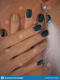 The sns ombré nails with matte topcoat! Schon Goldglanzende Dunkelgrune Glanzende Und Matte Nagel Luxuriose Extravagante Weisse Federohrringe Stockfoto Bild Von Ohrringe Manikurt 164847320
