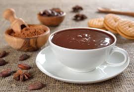 La cioccolata calda è una bevanda dolce a base di latte, cioccolato fondente e zucchero, a cui si possono aggiungere degli addensati, come la fecola o l'amido, per renderla più densa. Come Preparare La Cioccolata Calda In Casa Crispo