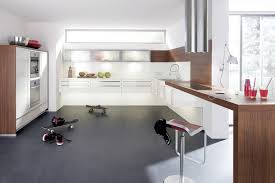 cuisine blanche et bois avec meubles suspendus sleek kitchen design modern kitchen design german kitchen design