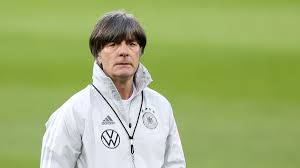 From wikimedia commons, the free media repository. Bundestrainer Jogi Low Zeigt Sich Genervt Von Kommentaren Zur Shirt Aktion Der Nationalef Eurosport