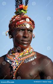 Guerrero Orgulloso De Samburu En Los Posts De Los Arqueros, Kenia Foto de  archivo editorial