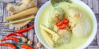 Most families serve opor ayam and ketupat (rice cake in woven palm leaf pouch) to celebrate lebaran (idul fitri, or eid). 5 Resep Cara Membuat Opor Ayam Sederhana Yang Enak Untuk Lebaran Merdeka Com