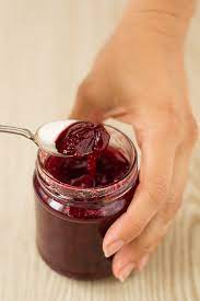 Generalmente le confetture contengono una percentuale di zucchero ma è possibile preparare marmellate prive di zucchero andando a sostituirlo con frutti ricchi naturalmente. Confettura Di Ciliegie Con Zucchero Di Canna In Cucina Con Me