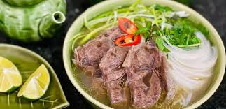 Bát phở bò và đĩa bún chả Hà Nội
