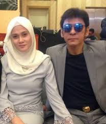 Penyanyi yang bernikah dengan isterinya yang berumur 24 tahun, datin zai izzati khiruddin itu masih mempunyai peminat yang setia yang sentiasa menyokongnya walaupun dia banyak melalui pelbagai ri. Kenapa Datuk Jamal Abdillah Pilih Nama Anak Azura Siakap Keli Press