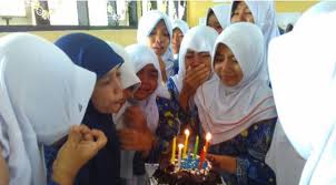 Tidak melulu harus beli barang baru untuk. Haru Di Hari Guru Dari Tiup Lilin Sampai Beri Penghargaan Citizen6 Liputan6 Com