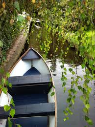 Giethoorn A Beautiful Dutch Village With No Roads Dream Vacations Dutch Farms Giethoorn