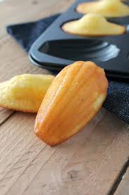 Madeleines Moelleuses A La Vanille Chocociframboise Le Blog En 2020 Recette Madeleine Moelleuse Recette Madeleine Madeleine Moelleuse