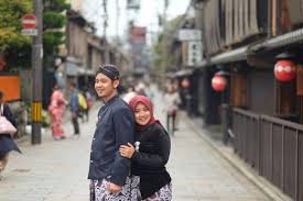 Daftar harga, foto prewedding ala korea, foto prewedding casual, foto foto prewedding unik, foto prewedding indoor, foto prewedding jawa klasik. Viral 3 Foto Prewedding Pasangan Berbusana Adat Jawa Di Kyoto Jepang Wow Keren Okezone Lifestyle