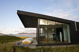 Ever wondered how it feels to be telecommuting from our minimalist homes? 10 Most Functional And Minimalist Homes Around The World