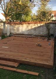 Poser des lames de terrasse. Fabriquer Une Terrasse En Bois Sur Sol Meuble L Atelier Par Brico Prive