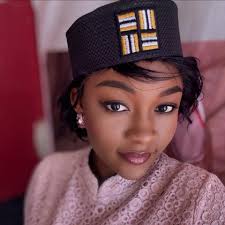 Voici le Pasteur Sud Africain SEGO DANIEL qui a nourri ses fidèles avec de  la pelouse et du pétrole il y a quelques années. maintenant il prêche avec  un serpent vivant et