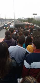 Muy lleno, así amaneció transmilenio este lunes de cuarentena. Transmilenio Estuvo Lleno De Usuarios En Pleno Simulacro De Aislamiento