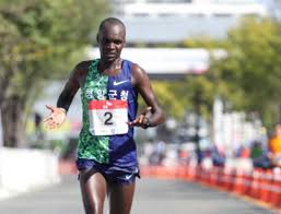 トレーニングのために富士山麓を訪れたマラソンランナーのリサ（五十嵐令子）とコーチの澤田（舩木壱輝）。 marathon runner risa (igarashi reiko) and her coach sawada . W Uaba0nbcugem