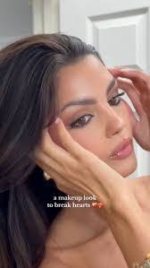 Robyn Lyons's Instagram, Twitter & Facebook