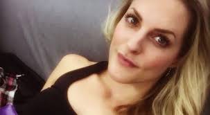 Bis zu ihrem durchbruch bei der castingshow popstars arbeitet. Fruhstucksfernsehen Video In Diesem Posting Offenbart Ex No Angels Star Sandy Molling Ein Trauriges Geheimnis Und Bricht Damit Fur Viele Ein Tabu Sat 1
