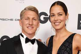 Er fragte seinen neben ihm sitzenden er schaute zusammen mit seiner frau ana ivanovic beim basketball vorbei und drückte wie zu alten. Fussball Schweinsteiger Frau Ana Ivanovic Basti Wird Ein Grossartiger Trainer Augsburger Allgemeine
