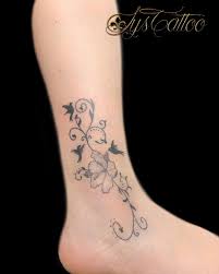 La fleur de lys est l'une des fleurs les plus connues et reconnues dans le monde entier. Lys Tattoo Tatouage Avant Bras Femme Fleur De Lotus En