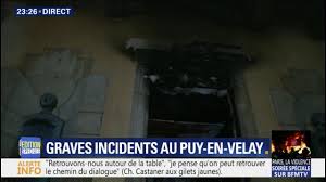 Hasta el 18 de marzo de 1988 el nombre de la ciudad era simplemente le puy. Au Puy En Velay Une Partie De La Prefecture De Haute Loire A Ete Incendiee Youtube