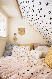 Jedoch begebe ich mich niedergeschlagen auf mein bett, das mit vielen kissen geschmückt ist, das in der hintersten ecke meines zimmers steht, und kuschle mich in eine weiße decke, die meine großmutter mit großer freude gehäkelt hat. Diy Kojenbett Furs Kinderzimmer Ich Liebe Deko