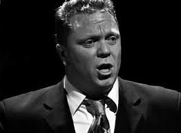 Förvånar folk när någon i snickarbyxor tar ton"