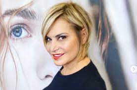 Simona ventura si è presentata in una veste del tutto nuova. Simona Ventura Ci Ha Dato Un Taglio Ecco Come E Ora