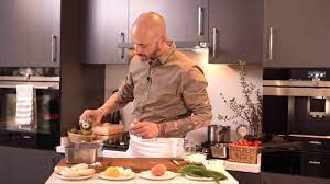 Ali ronay, 1982 senesinde azerbaycan'ın bakü şehrinde doğmuştur. Kqo8 Naesppo6m